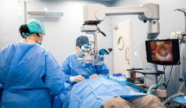 Chirurgiczna korekcja wady wzroku, inaczej nazywana Refrakcyjną Wymianą Soczewki jest operacją w swej istocie podobną do operacji usunięcia zaćmy.