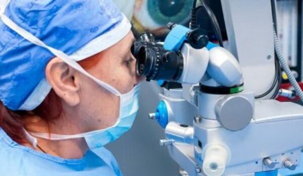 Operacja siatkówki czyli witrektomia polega na usunięciu ciała szklistego z wnętrza gałki ocznej.
